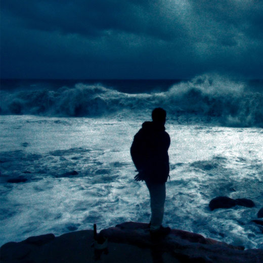 alle davanti al mare in tempesta